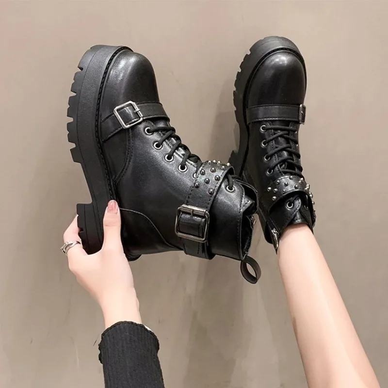

Женские уличные ботинки на платформе, повседневные ботинки в стиле панк, с пряжкой, на шнуровке, на молнии, с украшением в виде сердца, 2023
