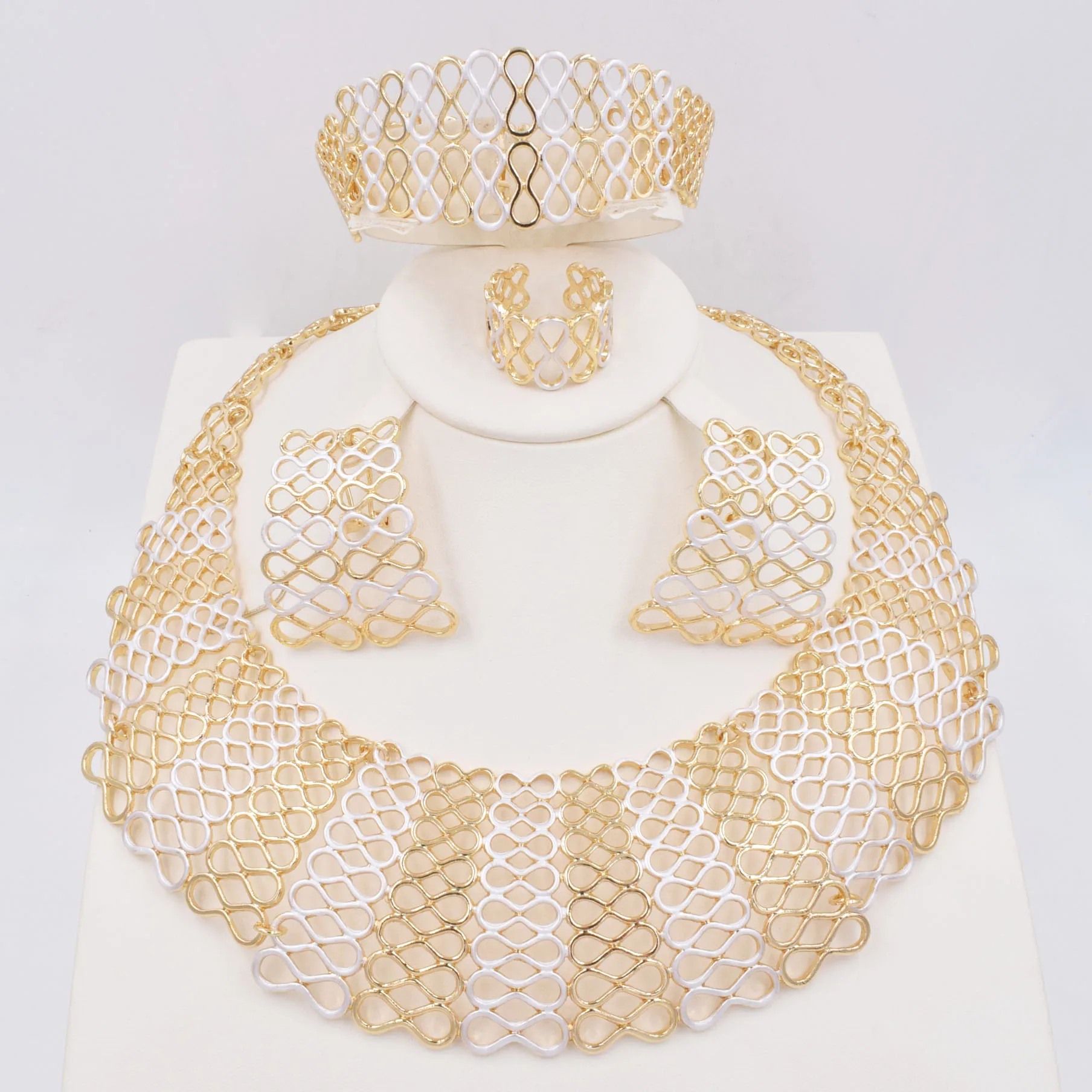 Комплект из колье серёг браслета и кольца