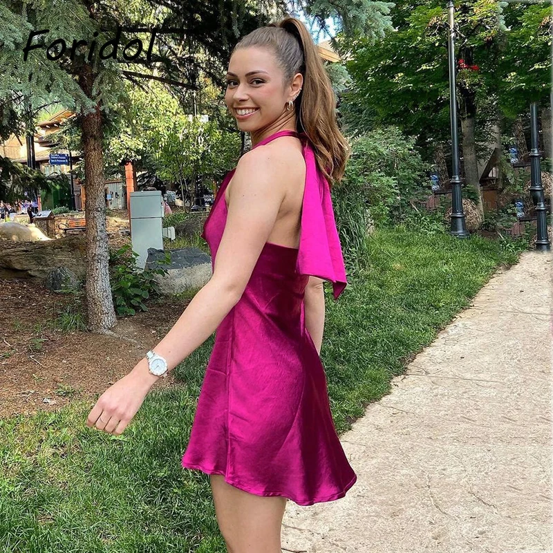 

Платье-макси атласное с открытой спиной и бантом, без рукавов