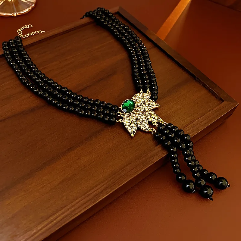 Женская драпировка бриллианты в средневековом стиле