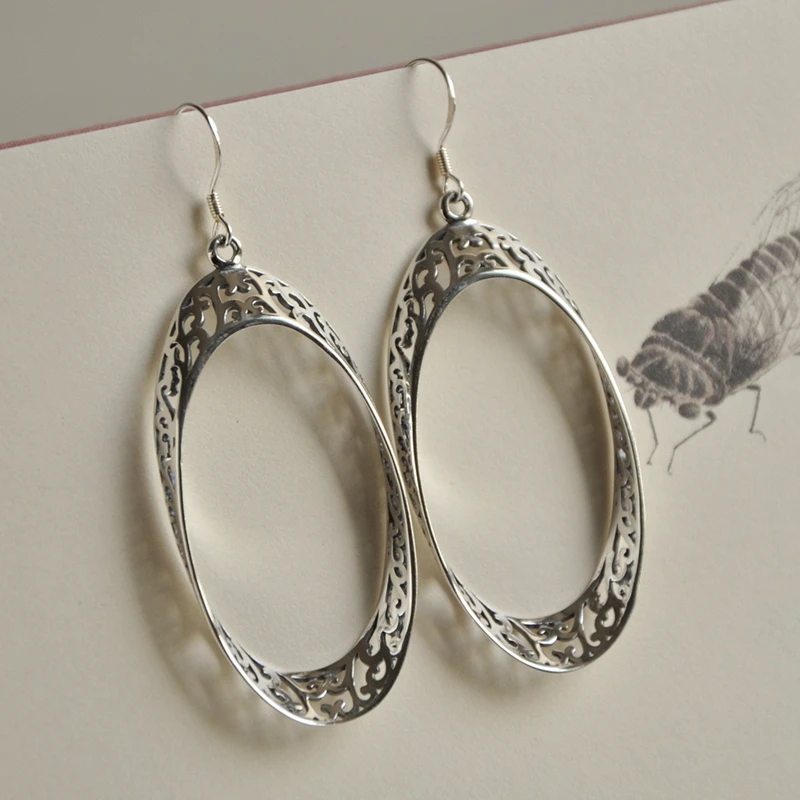 

Простые изящные и модные женские серьги из серебра пробы