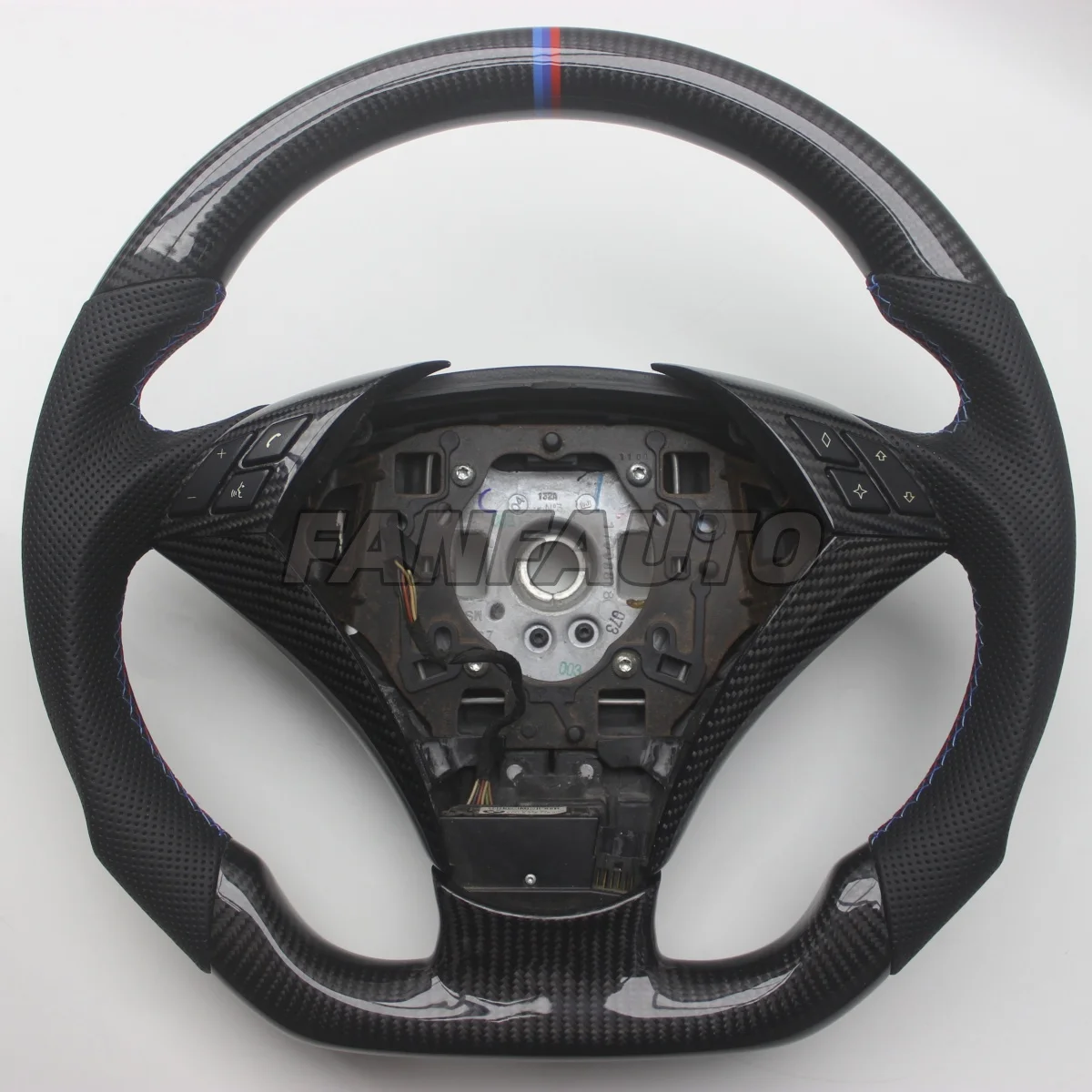 

Сменный руль из настоящего углеродного волокна с кожей для BMW E60 E61 5 серии 2003-2010 гг.