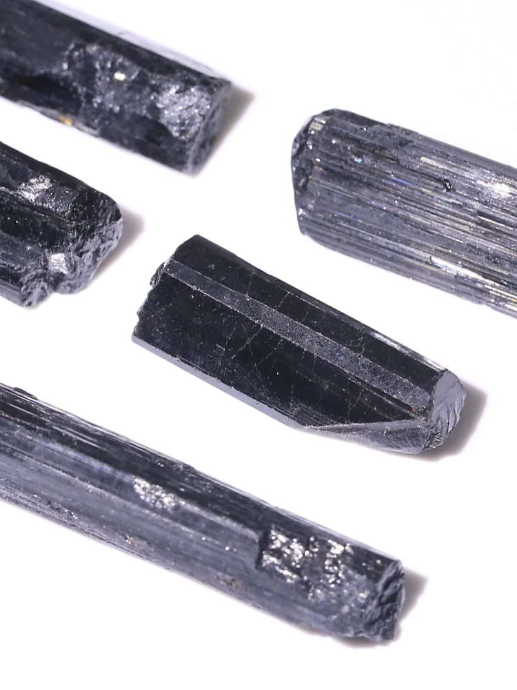 Черный турмалин необработанный камень украшения вертикальные полосы