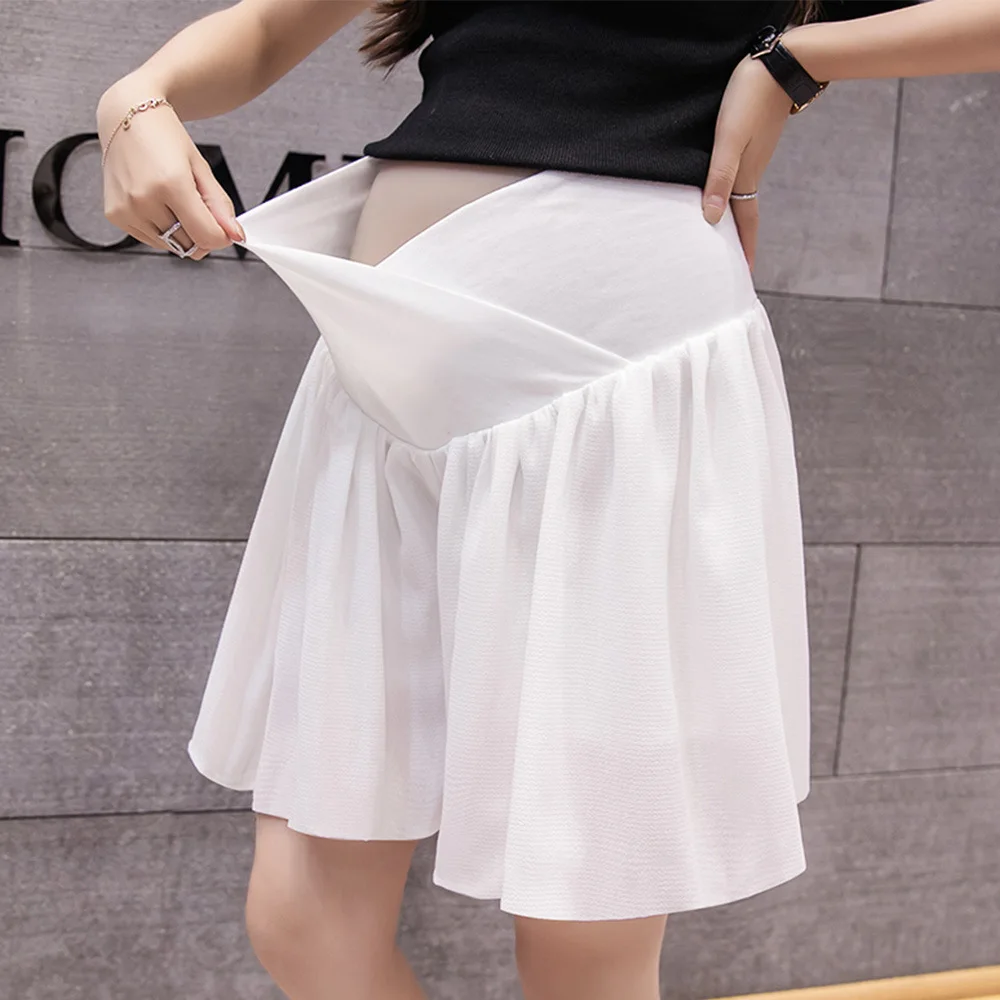 

Pregnant women wear loose shorts in summer one