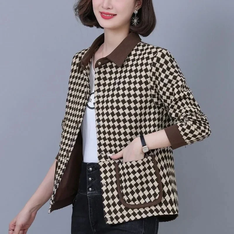 

Checkered Coat Women Spring Autumn 2023 New Middle aged Mom Spring Small Long Sleeved Loose Relaxed and Fashionable Short Top