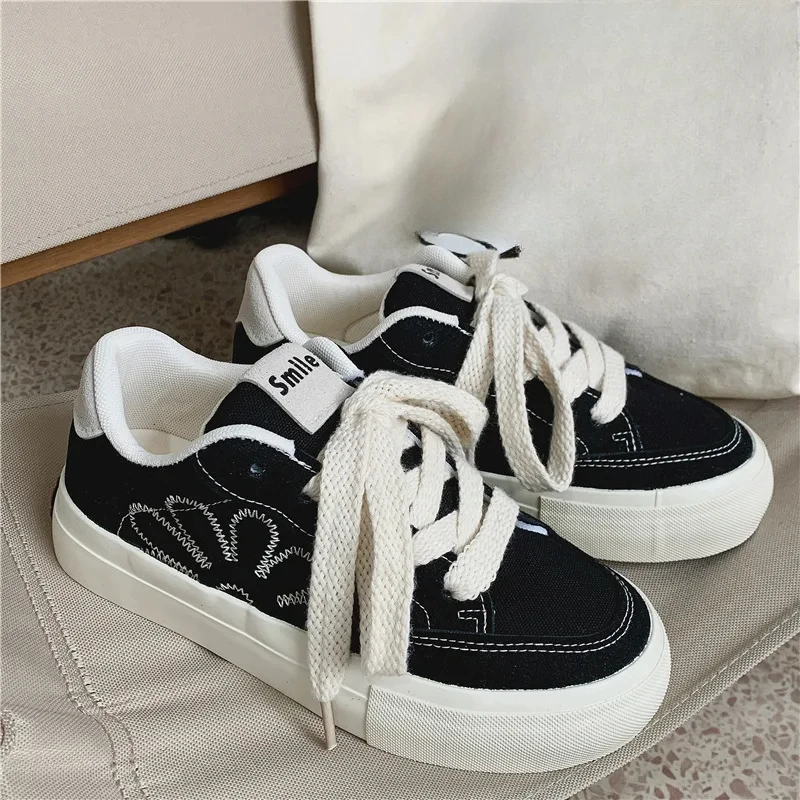 Модные женские туфли с круглым носком ремешками и цветочным украшением удобная