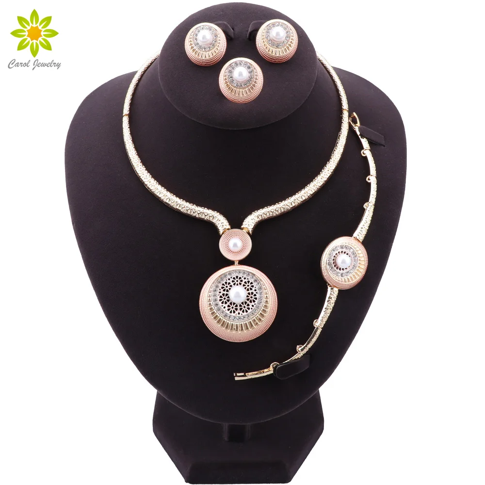 

Комплект из колье, серёг и кольца, золотистого цвета