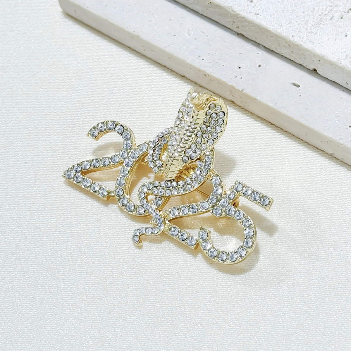 2025 винтажная брошь в виде змеи модная простая инкрустированная бриллиантами