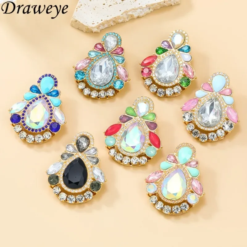 Женские серьги-гвоздики в стиле ретро