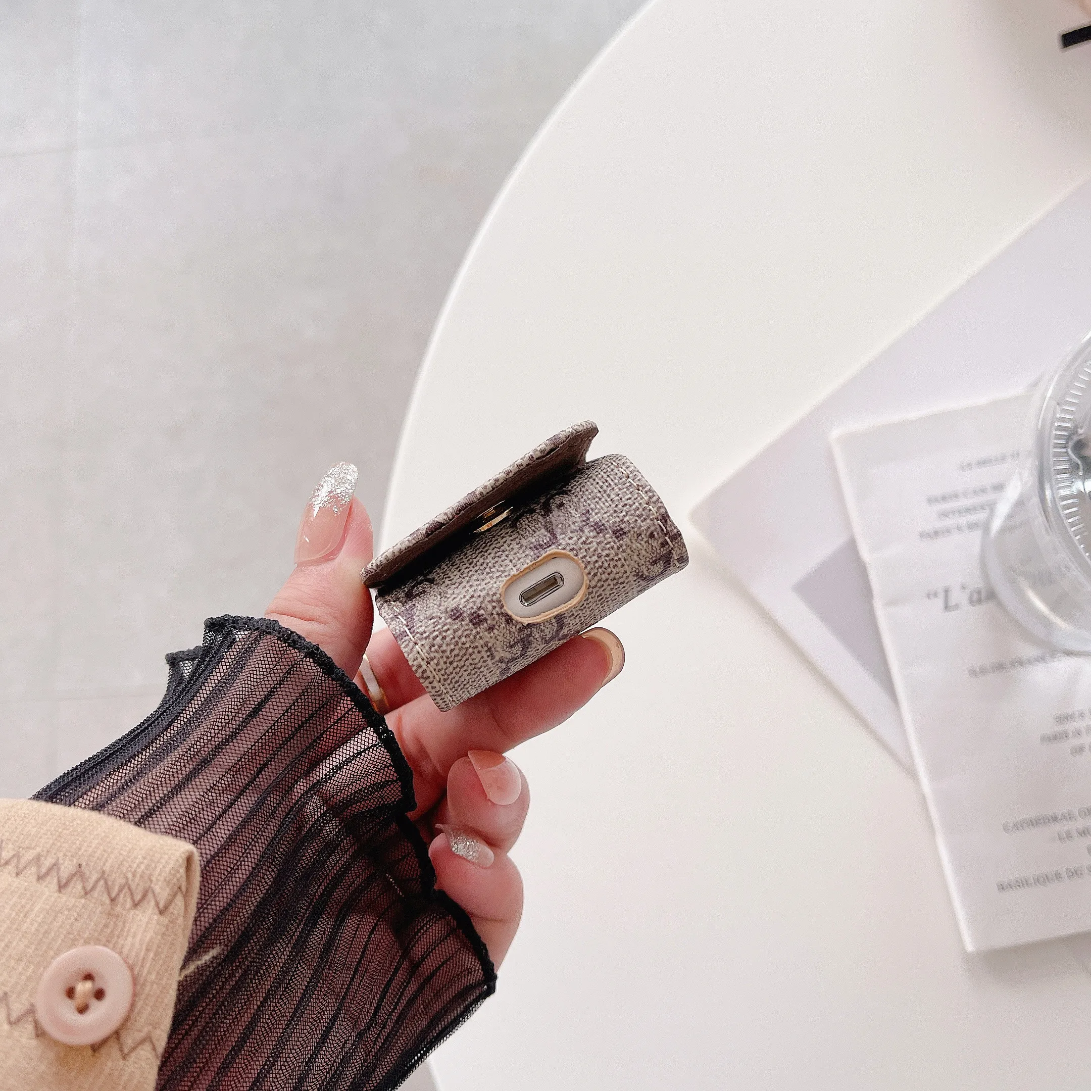 

Чехол для Airpods 3, 2, 1, кожаный чехол с брелоком, Роскошный чехол для airpod 2, Французский роскошный брендовый дизайн для airpods, чехол для телефона