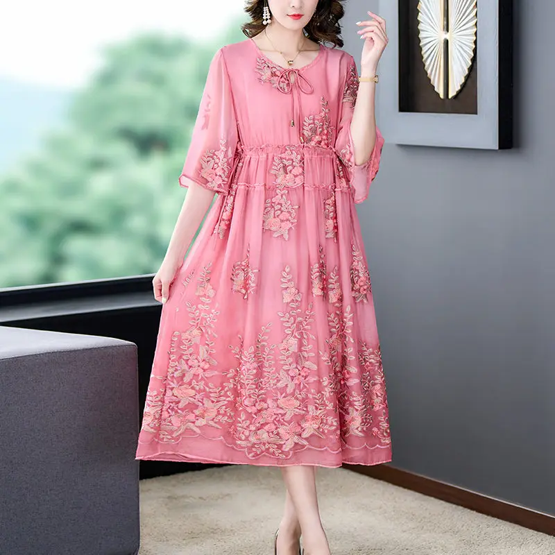 

Платье женское оверсайз с круглым вырезом, коротким рукавом и вышивкой