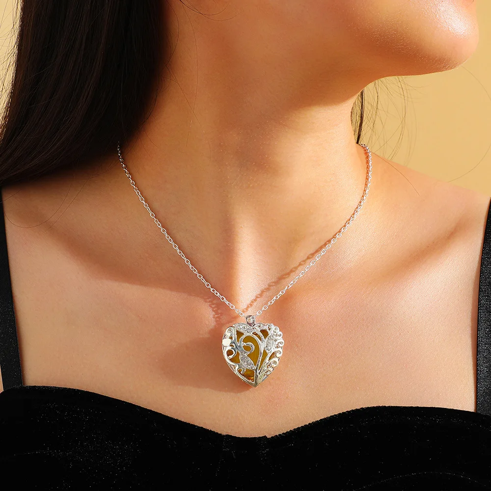 

Summer Fashion Openwork Glow Heart Necklace Luminous Pendant For Women's New Temperament Light Luxury Niche Peach Love Jewelry