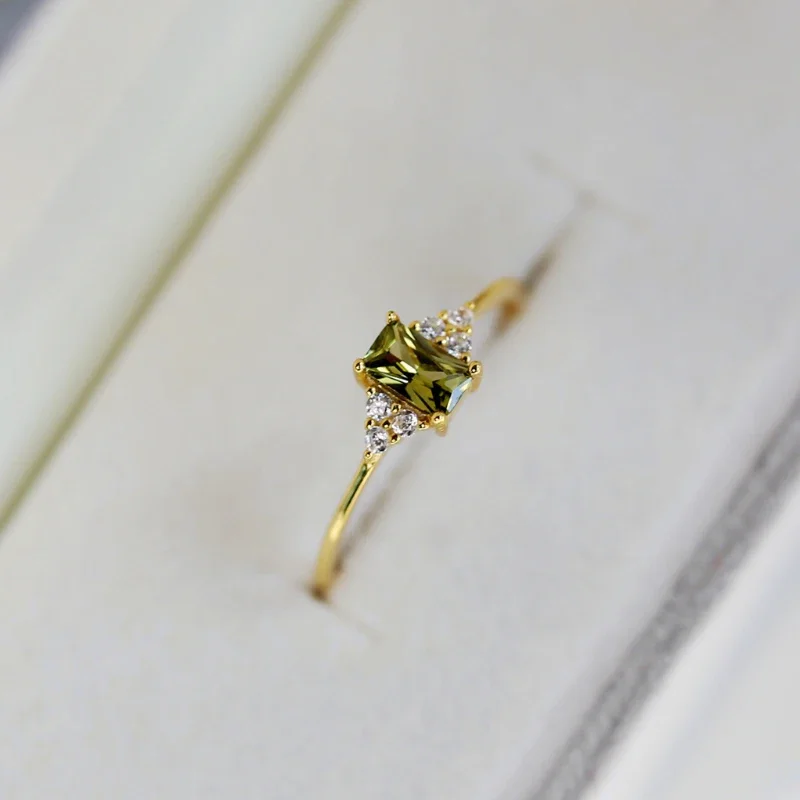 Новинка небольшое свежее сияющее зеленое квадратное кольцо с блестящими