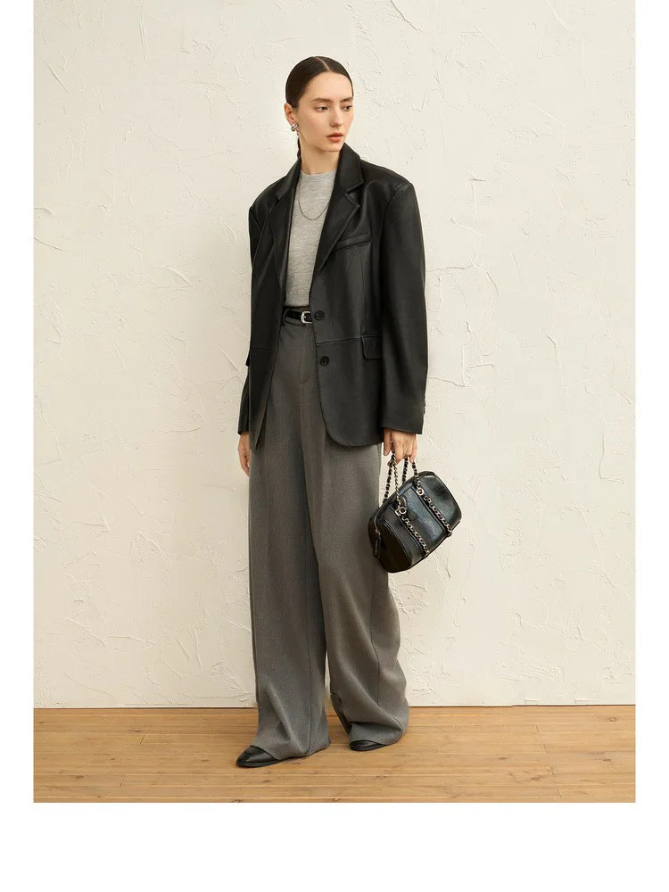 Тонкий женский пиджак из натуральной кожи с плоским лацканом