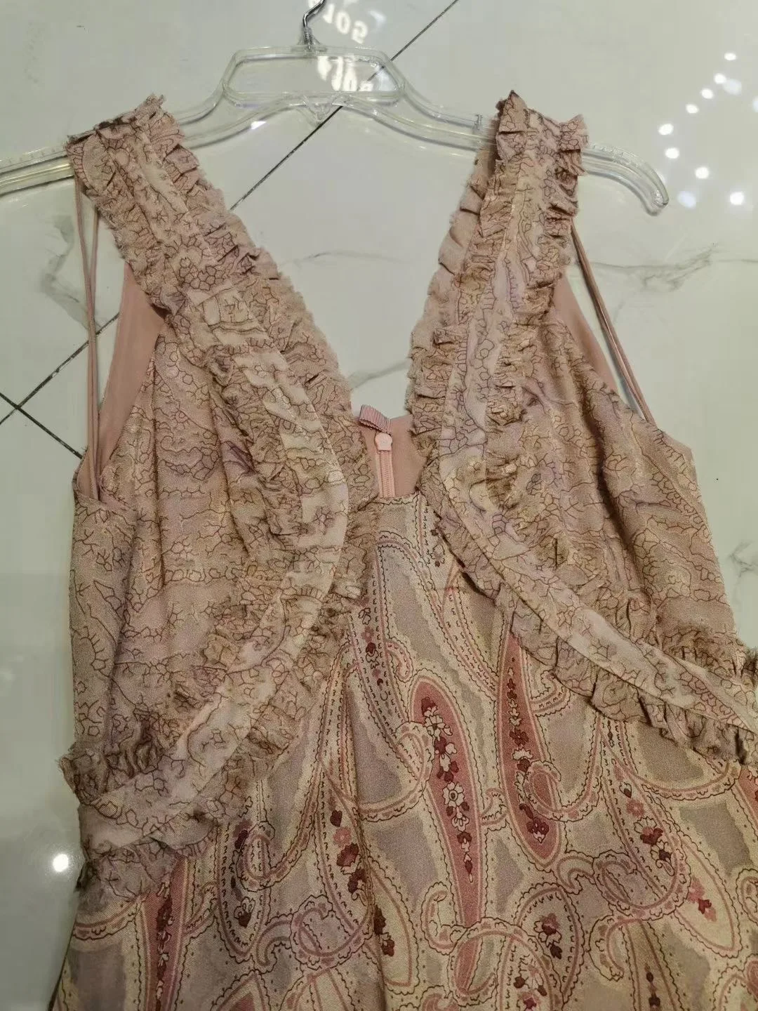 Рисунок 4 - Женское платье с V-образным вырезом