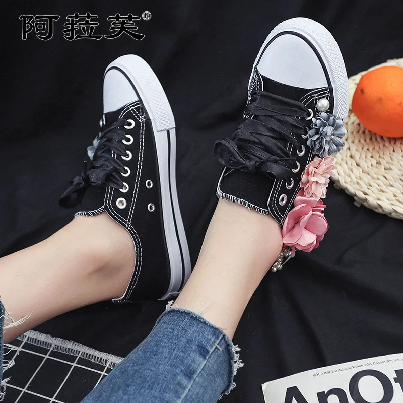 

Женские парусиновые кроссовки на плоской подошве, с цветами и жемчугом