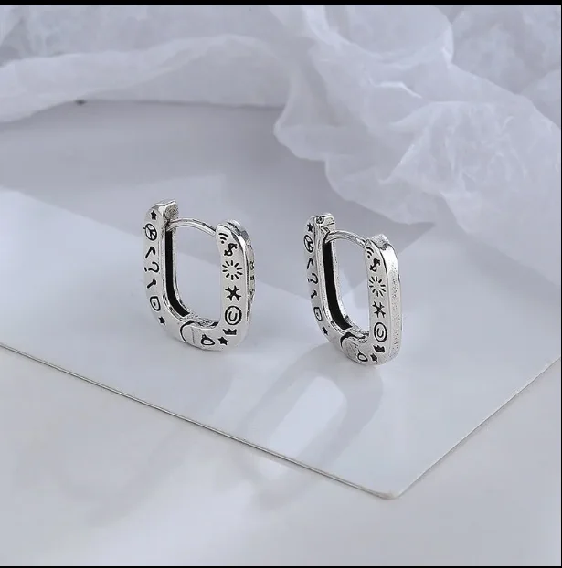 

2022 New Personality Graffiti Metal U-type Earrings for Woman Man Simple Hip-hop Geometric Graffiti U Type Stud Earrings Jewelry