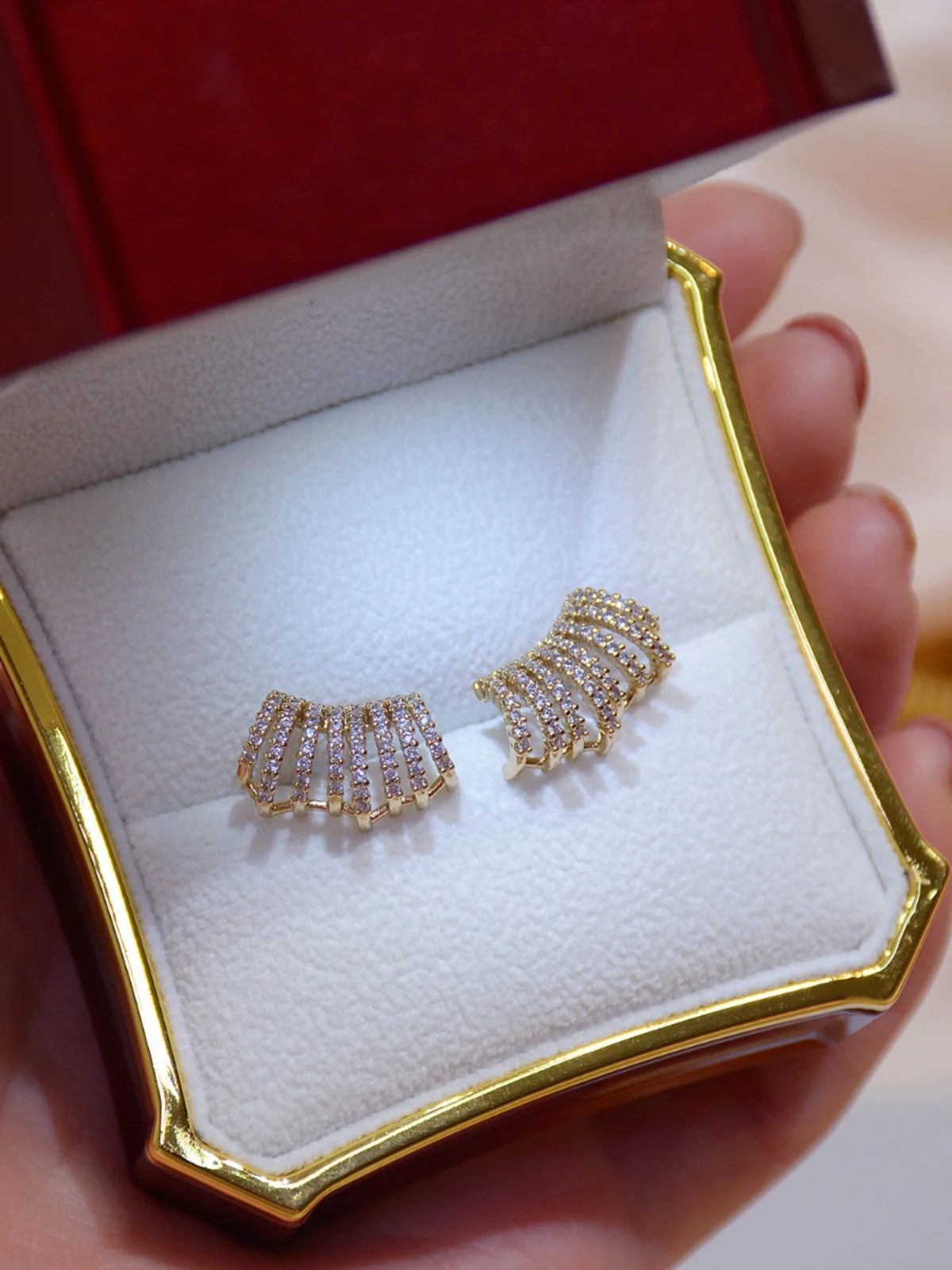 Высококачественные многослойные серьги-гвоздики C-образной формы с кристаллами