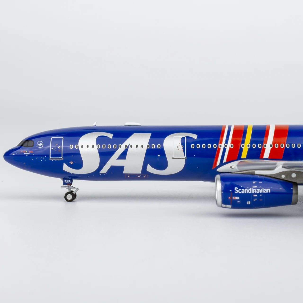 Фото Коллекционная модель самолета NG Models 1:400 SAS Scandinavian Airlines Airbus A330-300 из сплава, литая под давлением, LN-RKR, 62088 №5