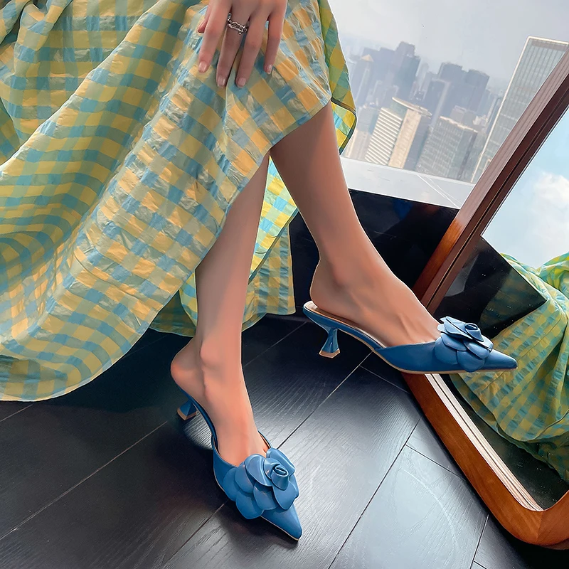 

2022 Bloemen Muilezels Schoenen Vrouw Kitten Hakken Wiggen Slippers Wees Gesloten Teen Sandalen Femme Med-Hoge Hakken Slides