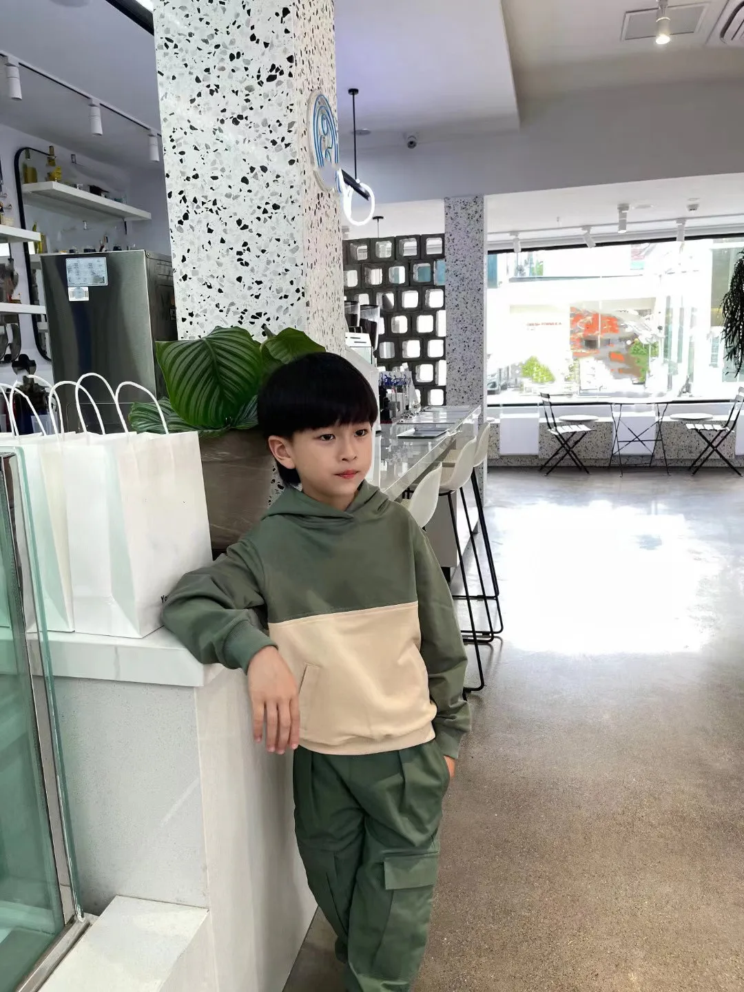 

2022 Autumn high quality fashion brand patchwork color cotton letter sweater + military green work pants two piece boys' suit