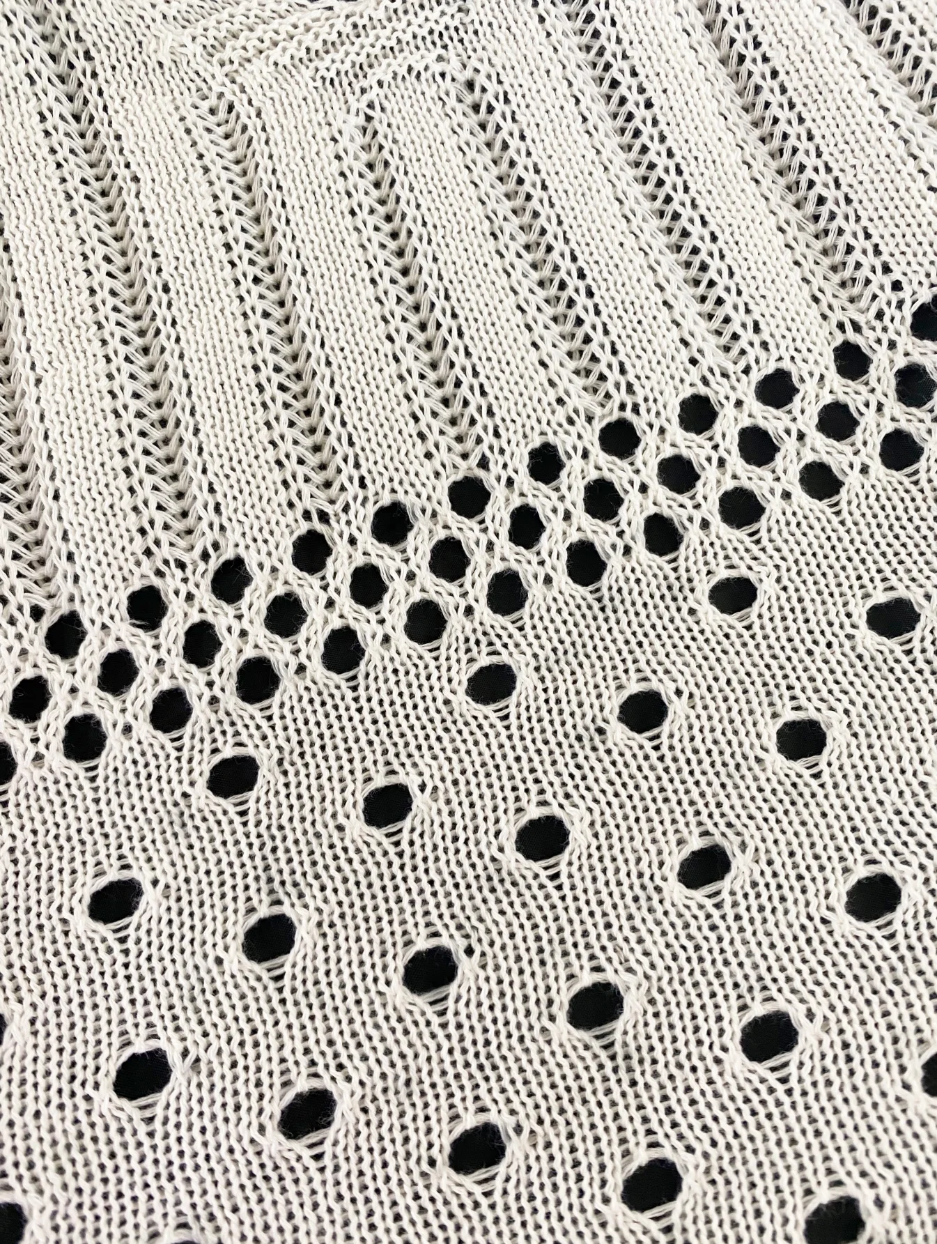 Женский трикотажный пуловер с V-образным вырезом без рукавов