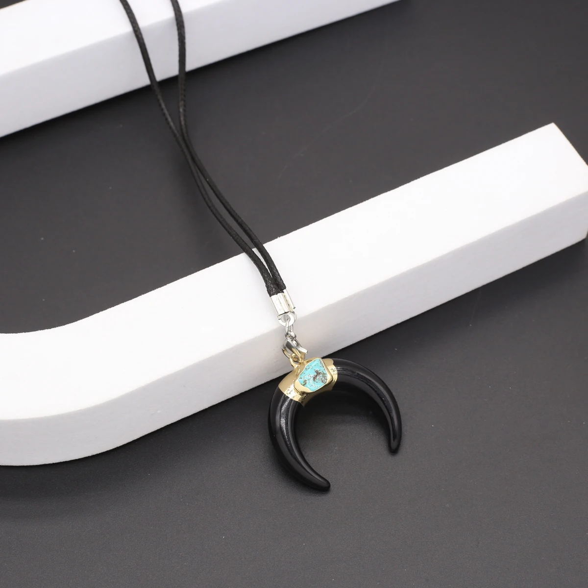 

Crescent Shaped Black Agate Crystal White Stone Pendant Reiki Healing Necklace, Ethnic Style Jewelry Accessory Gift 35x35mm