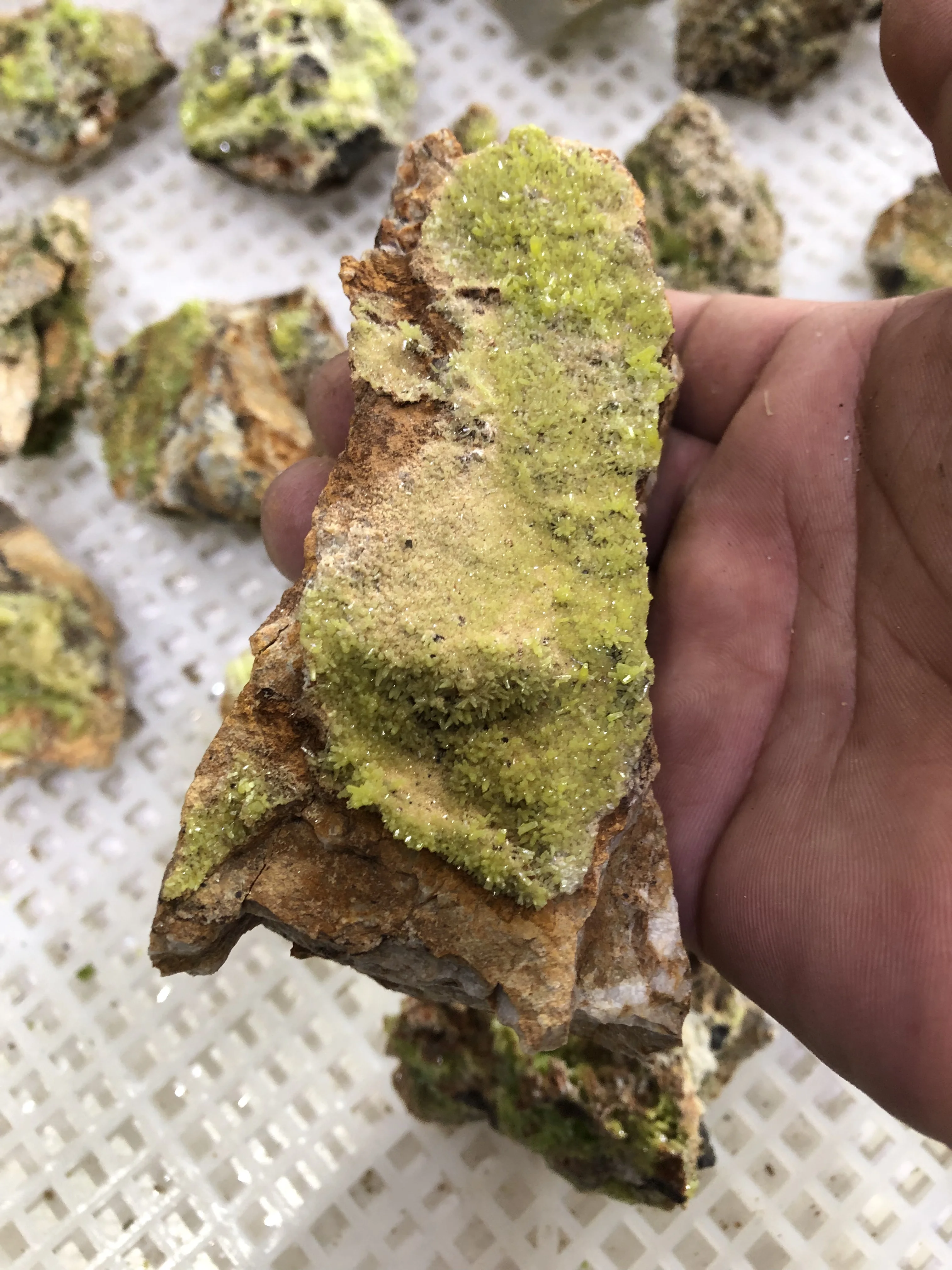 1Pcs 200G Chlorophosphite Yellow Green Natural Raw Mineral Crystal Ore Teaching Specimen Raw Stone Gem Collector Stone