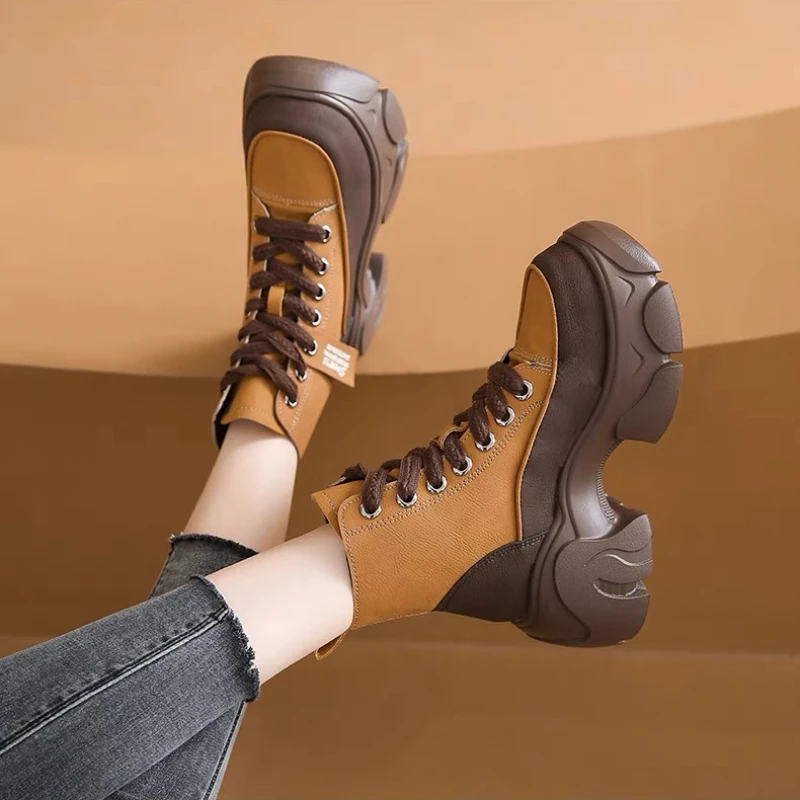 Женские ботинки на шнуровке зимние смешанных цветов с круглым носком короткие