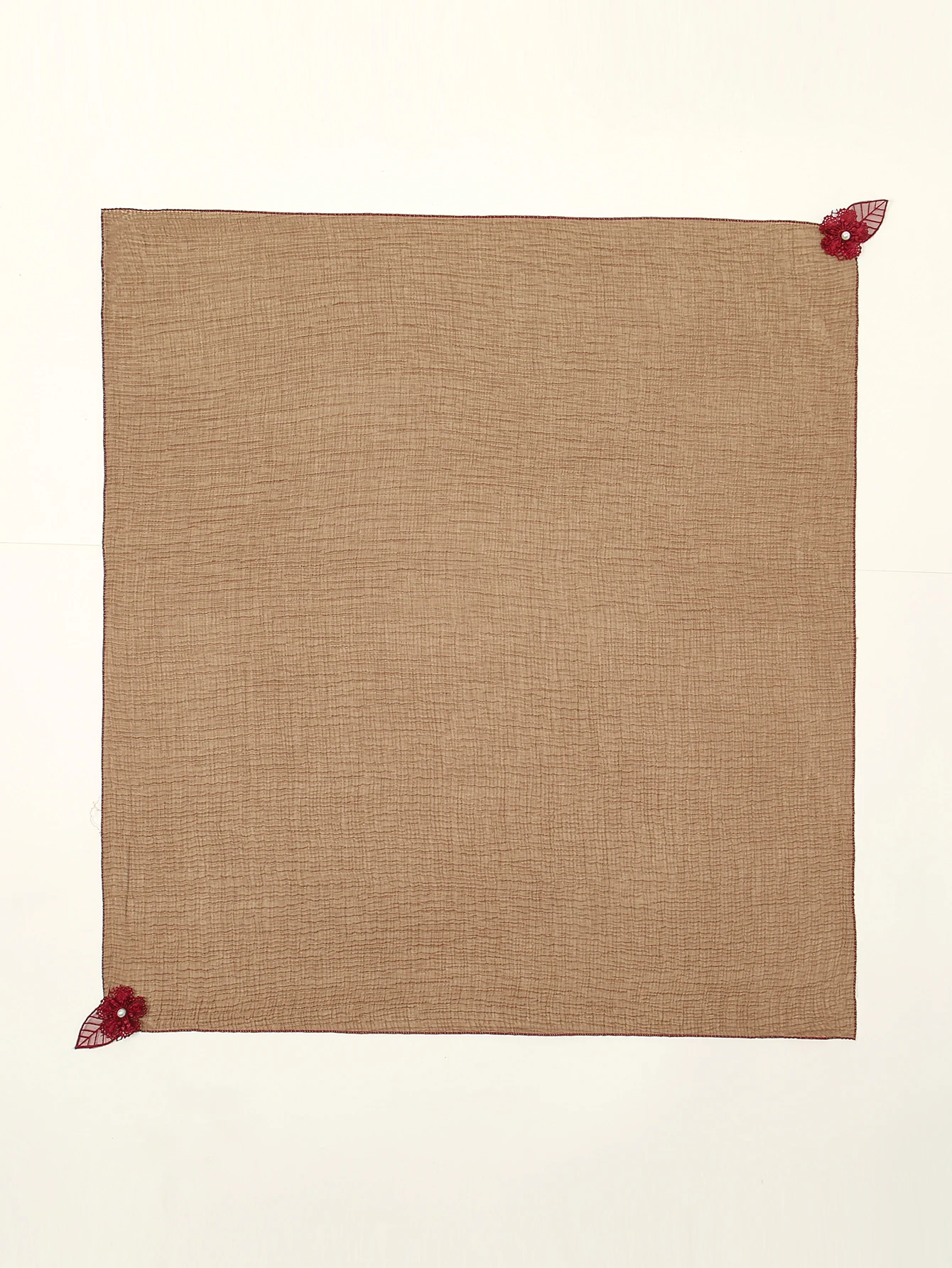 Летний квадратный женский шарф с вышивкой