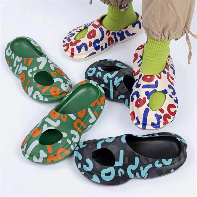 Man Women Graffiti Hole Slipper 2022 New EVA Soft Bottom Couples Outdoor Thick Sole Slipper