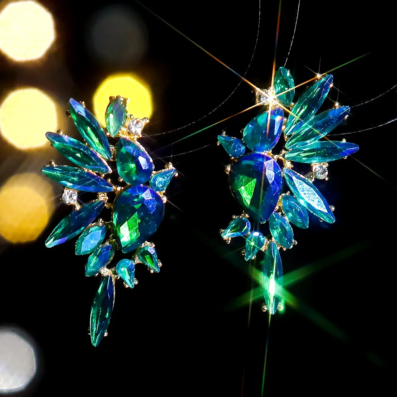 Роскошные темпераментные серьги из цветного стекла со стразами неправильной