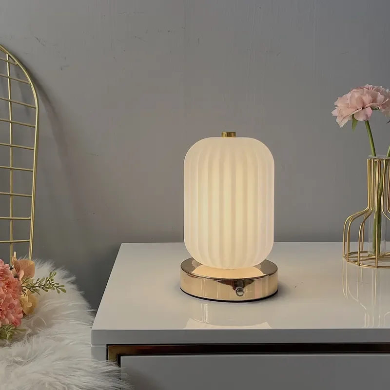 

Простая маленькая настольная лампа Ins, прикроватная лампа для спальни, Женская прикроватная лампа, ночник из искусственного ПВХ, полосатая настольная лампа