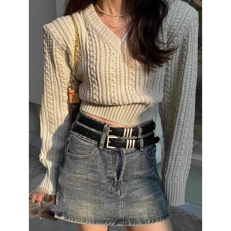 Рисунок 3 - Женский короткий свитер с V-образным вырезом