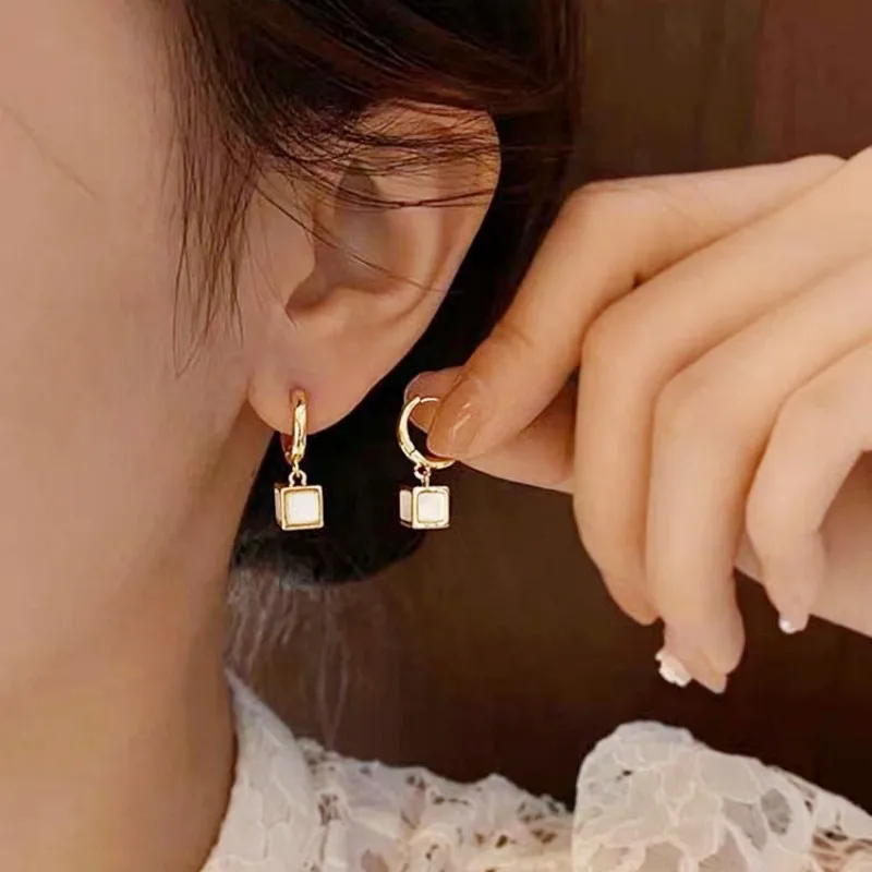 2024 Новое поступление темпераментные черные эмалевые квадратные Висячие серьги