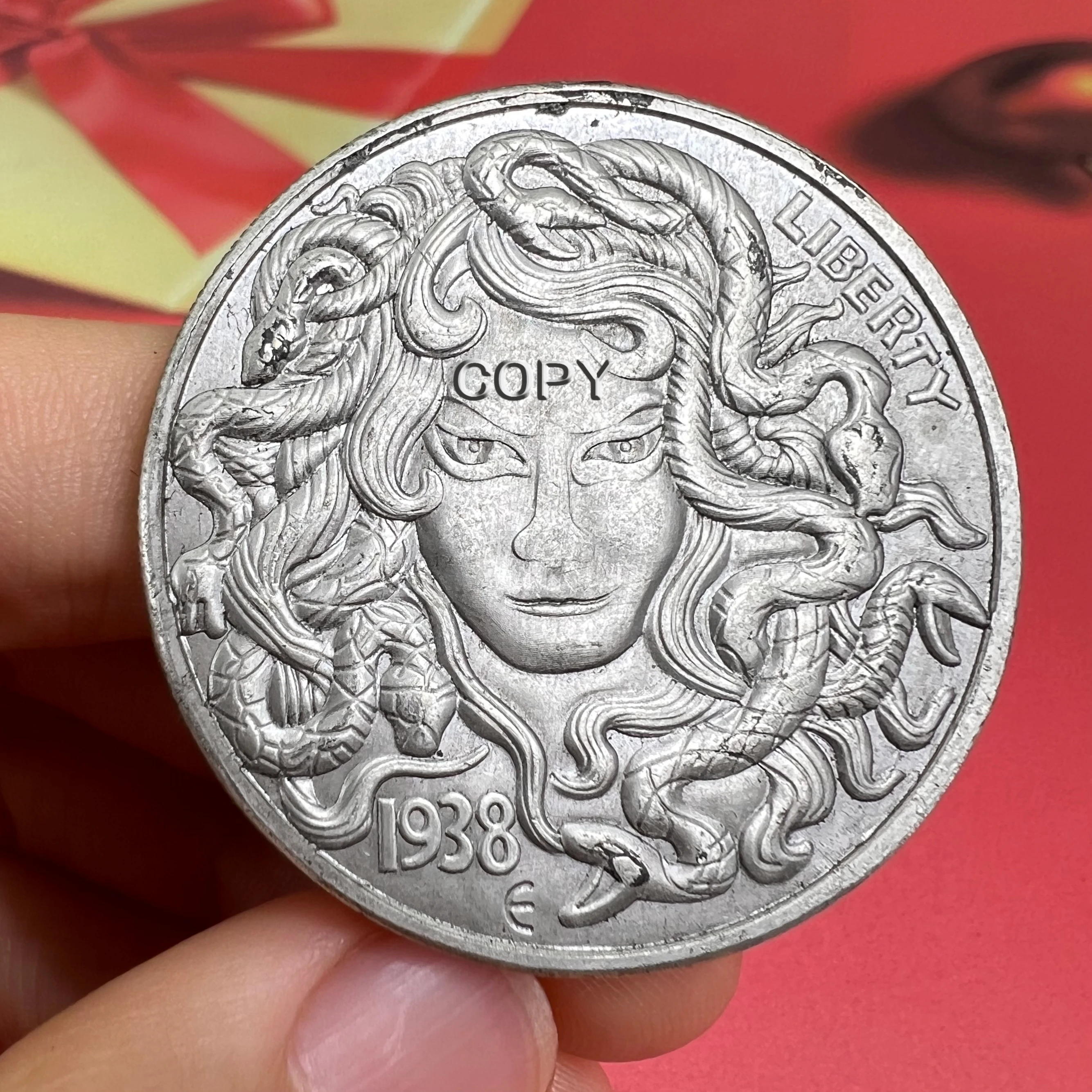 Набивной медаль для денег из фильма Красавица и Змея копия искусственной