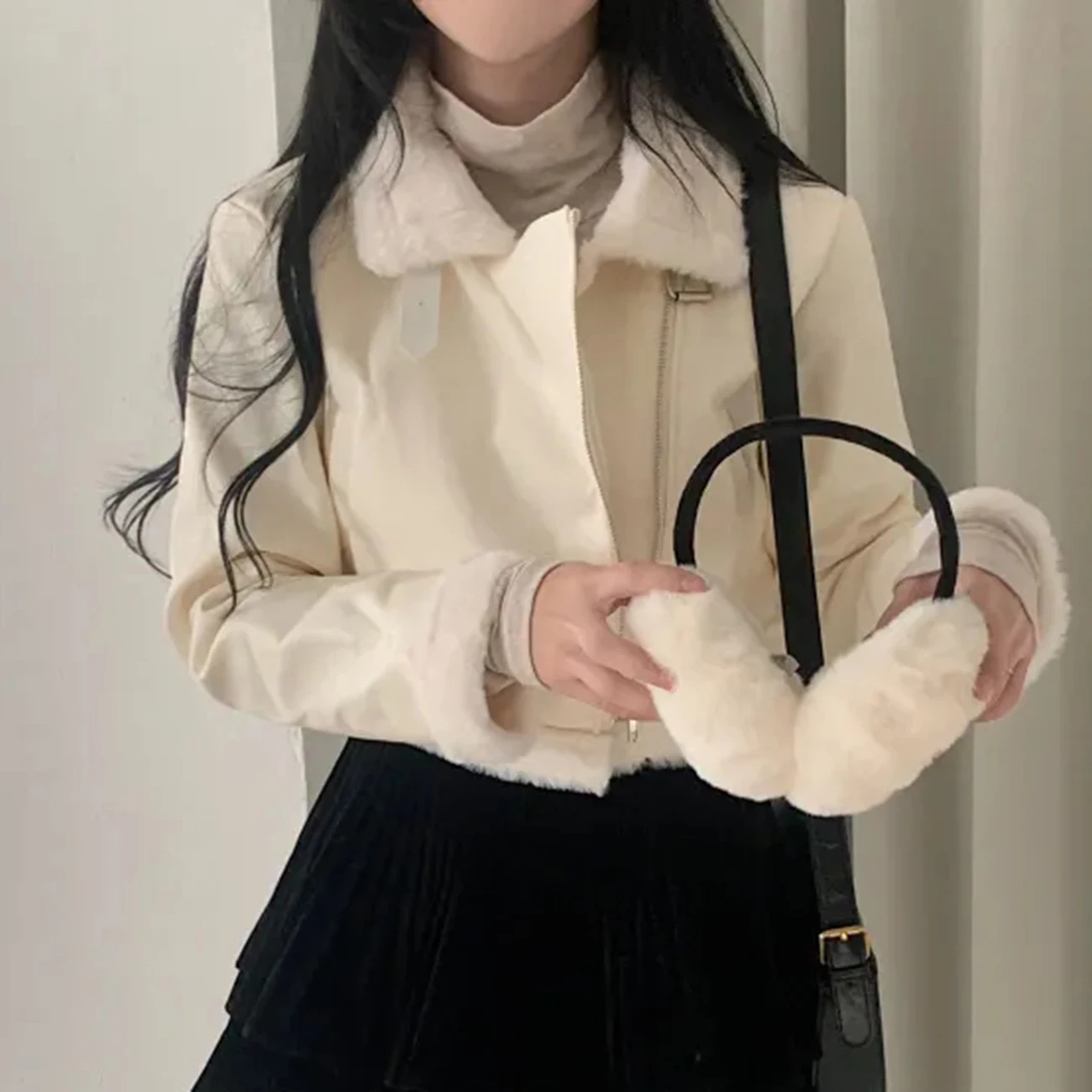 Куртка женская из искусственной кожи на молнии составного кроя