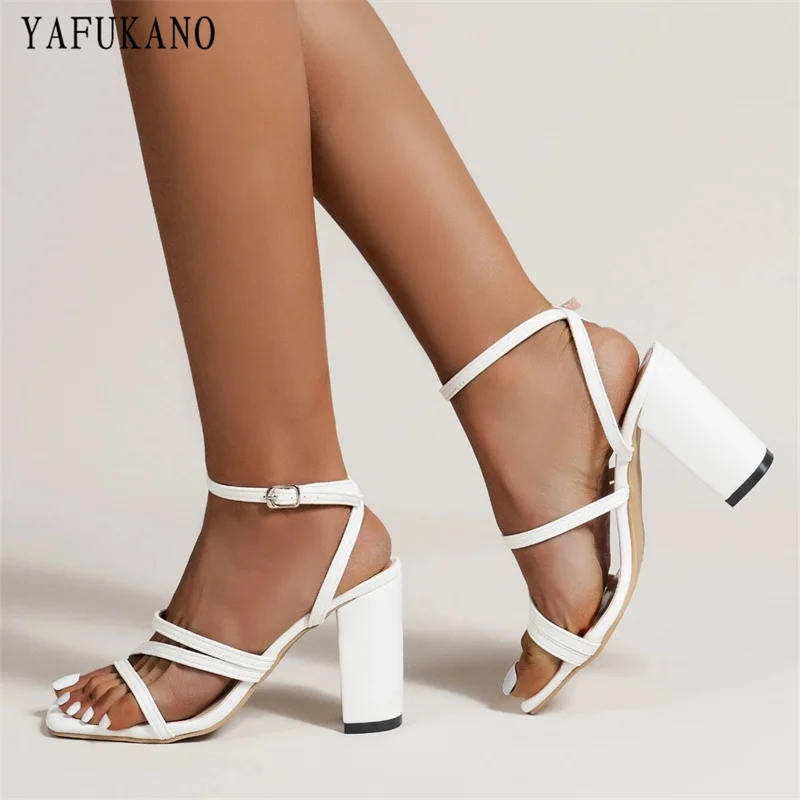 Минималистичные сандалии на массивном каблуке с ремешками и ремешком щиколотке