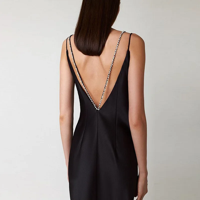 

Женское облегающее платье с V-образным вырезом и открытой спиной