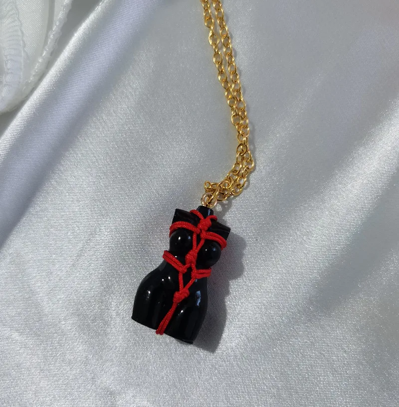 Ожерелье ручной работы с маленькой богиней шибари из эпоксидной смолы |