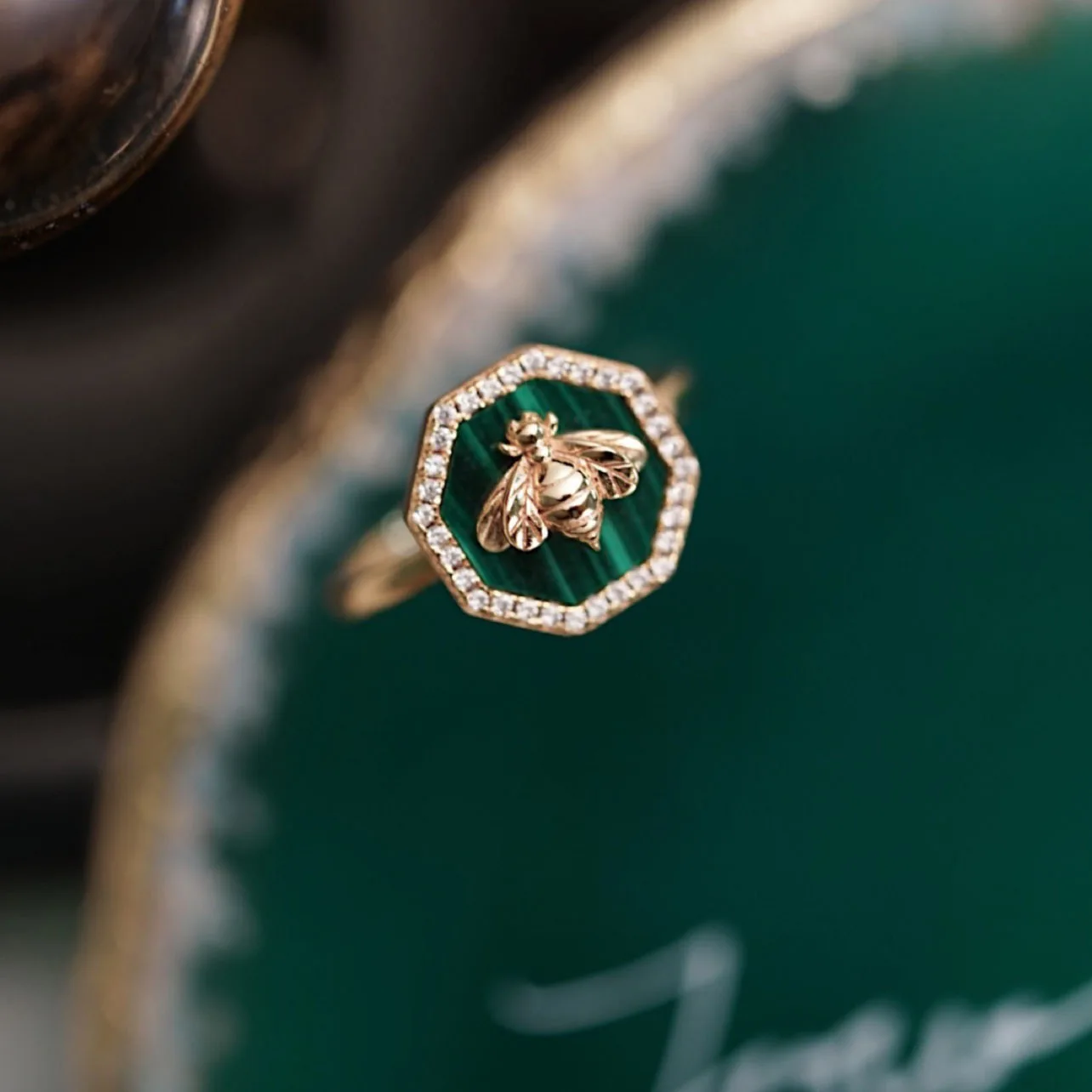 

Женское кольцо из серебра пробы с бриллиантами