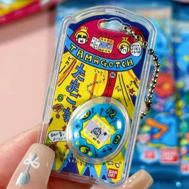 Фото Электронный питомец-брелок Bandai Tamagotchi, коллекционный шокуган, подвеска для сумки, в подарочной коробке, коллекционный сувенир, игрушка для коллекционеров №4