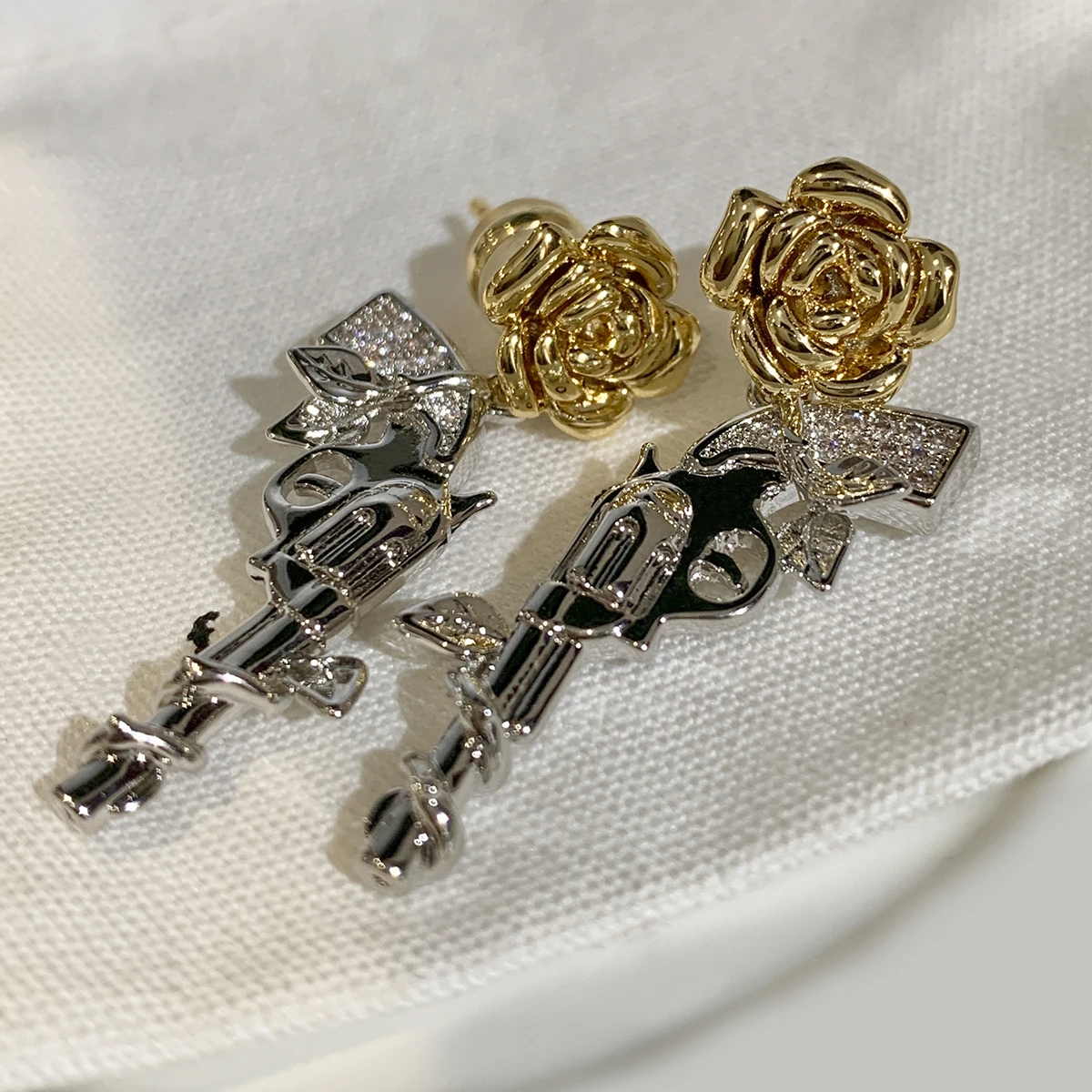 Оригинальные дизайнерские нишевые алмазные серьги-гвоздики с пистолетом и розой