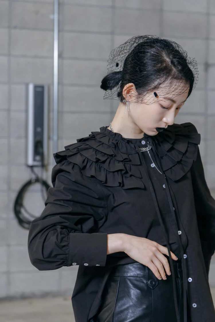 Хлопковая рубашка в японском стиле со съемными оборками воротником на шнуровке и