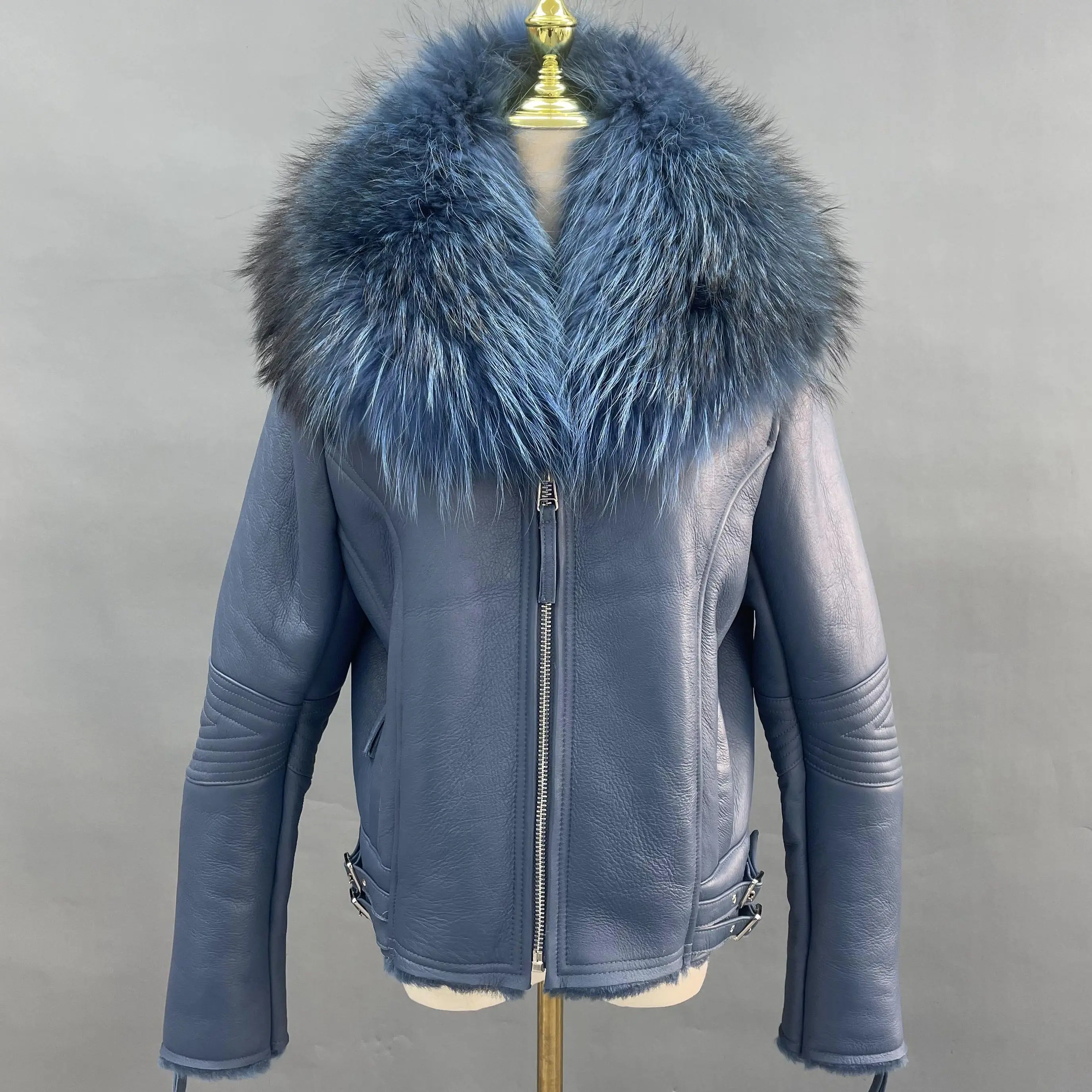 Куртка женская зимняя из натуральной кожи с большим воротником меха енота