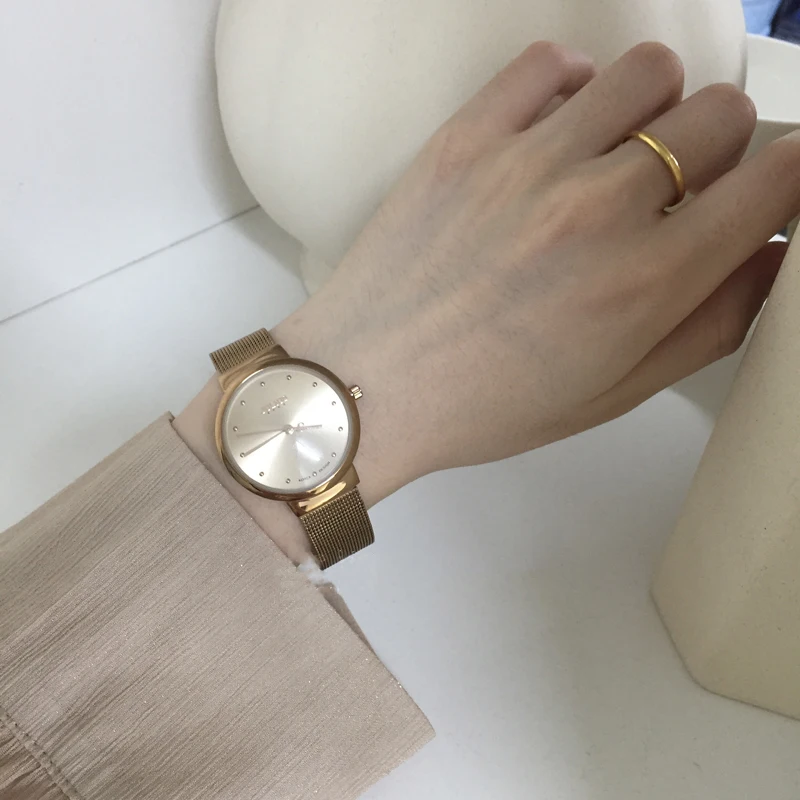 2023New Luxury Temperament  Versatile Retro Quartz Watch For women girl Quartz watch jewelry series