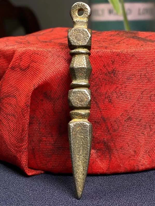 

Antiques and miscellaneous items Tibetan legend of Nipor Tiantie hand carved dark iron Vajra magic tool pestle Ai Zong handicra