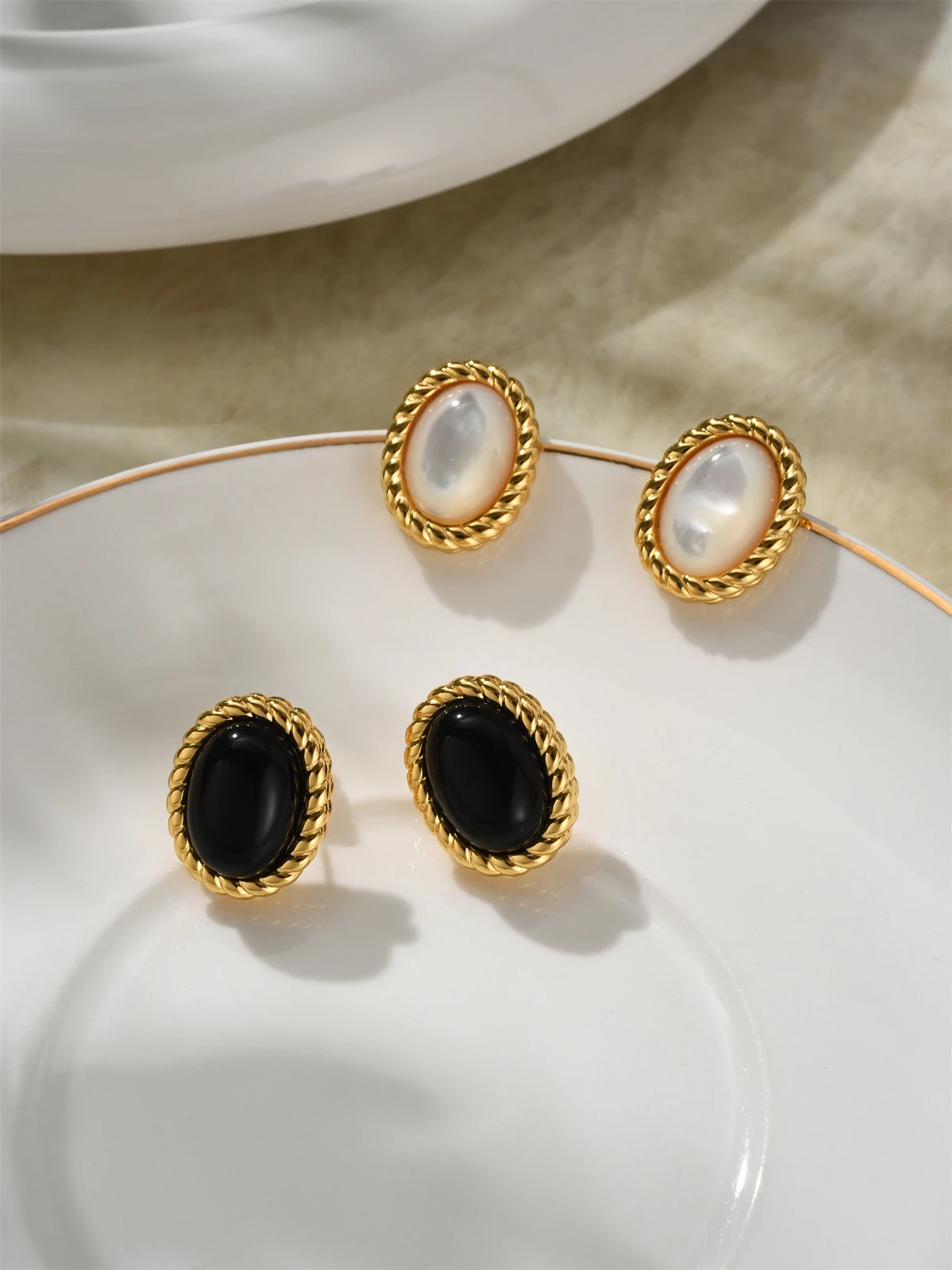 

LONDANY earrings Oval Fried Dough Twists pattern black agate earrings women luxurious grade white mother shell earrings