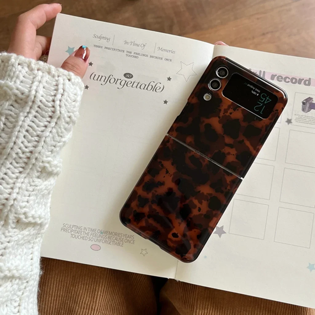 Стильный чехол для телефона в стиле ретро темного цвета с черепаховым из