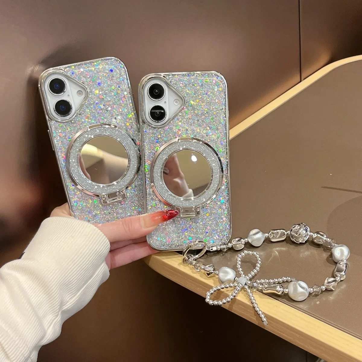 Luxury circular makeup mirror with a sense of high quality and an invisible stand suitable for iPhone 16 15 Pro Max pho